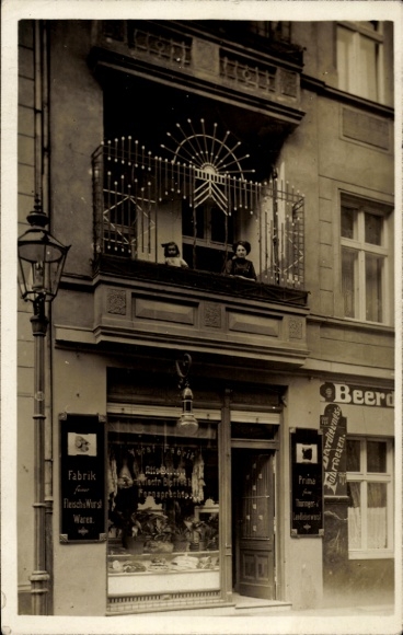Photo Postcard Berlin Neukölln, butcher shop Kukephar, Weisestraße 8, shop window, residents on balcony