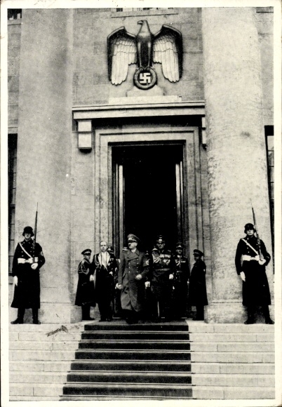 Postcard Berlin Reich Chancellery, Führer and Reich Chancellor Adolf Hitler in front of the portal in the inner courtyard