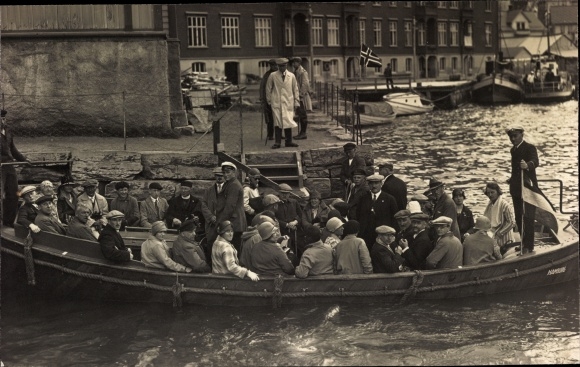 Photo Postcard Hamburg Altona, people on a boat at the investor