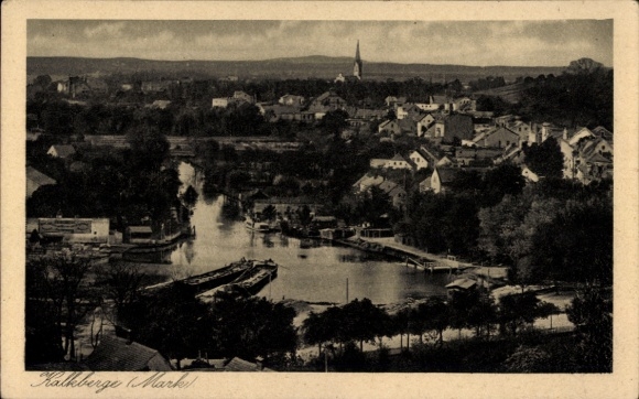 Ak Kalkberge Rüdersdorf in der Mark, Ansicht einer Stadt mit Fluss und Kirche, Landschaft, Geb...