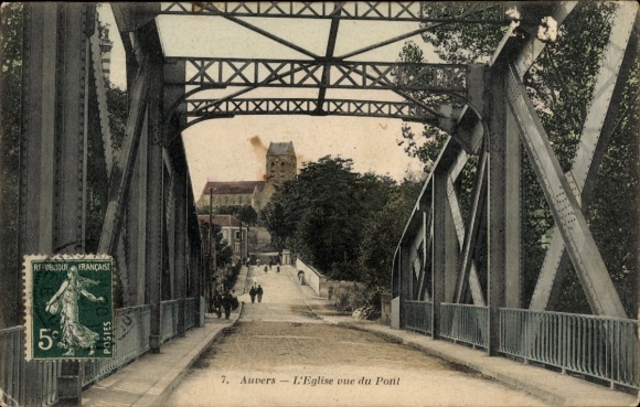 Ak Auvers sur Oise Val d'Oise, Brücke mit Blick auf die Kirche, Spaziergänger, Wassertag
