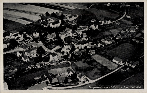 Ak Langenwetzendorf in Thüringen, Luftaufnahme von  Thüringen, Häuseransichten