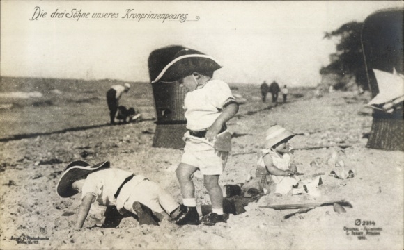 Ak Die drei Söhne des Kronprinzenpaares am Strand, Prinz Wilhelm, Louis Ferdinand, Hubertus, PH 2314