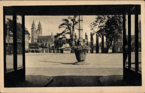 Postcard Magdeburg on the Elbe, view to the Ehrenhof