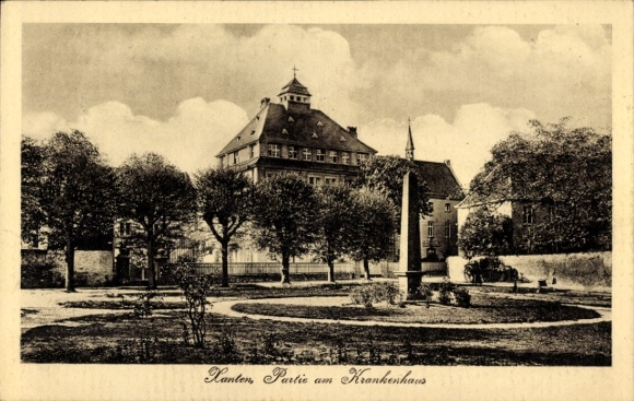 Ak Xanten am Niederrhein, Krankenhaus, Platz mit Denkmal