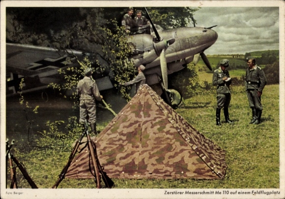 Ak Luftwaffe, Messerschmitt Me 110 Kampfflugzeug auf Feldflugplatz getarnt, Zerstörer, Werkfoto