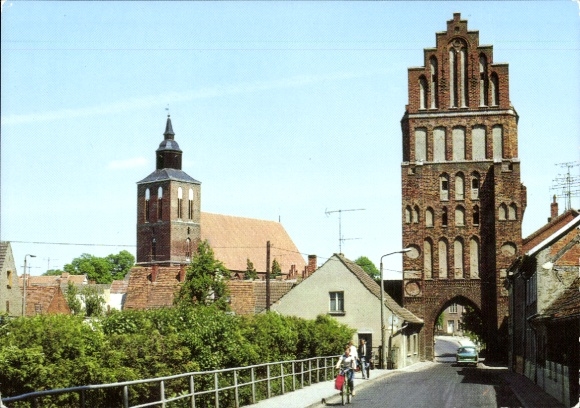 Ak Altentreptow in Mecklenburg-Vorpommern, Brandenburger Tor, straatbeeld, tuin, kerk...
