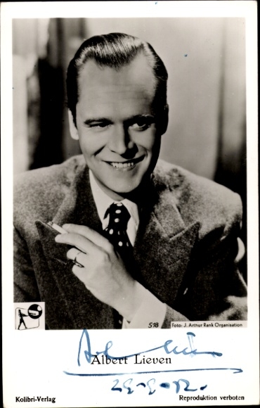 Postcard actor Albert Lieven, portrait with cigarette, autograph