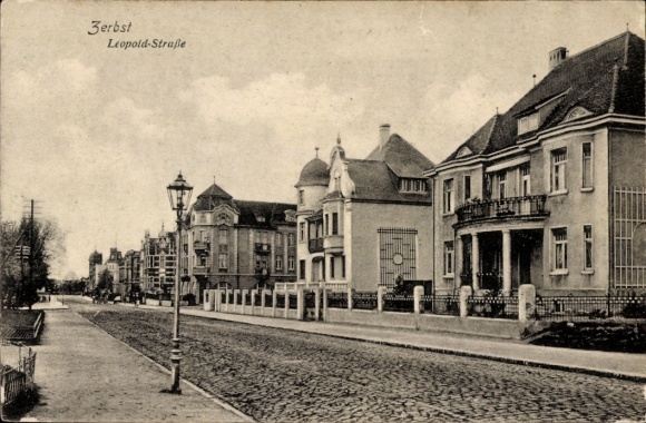 Postcard Zerbst in Anhalt, Leopold-Straße, building views, street lamp, old architecture