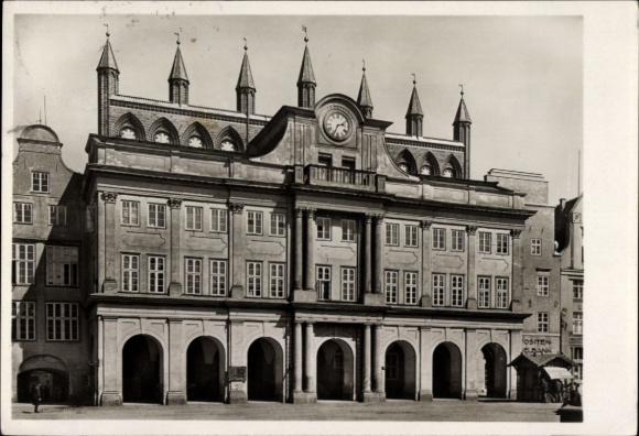 Ak Rostock, Blick auf das Rathaus, Eingang