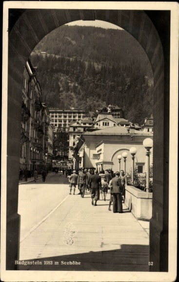 Ak Bad Gastein Badgastein in Salzburg,  Straße mit Menschen, Gebäude, Berglandschaft, 1083 m Seeh