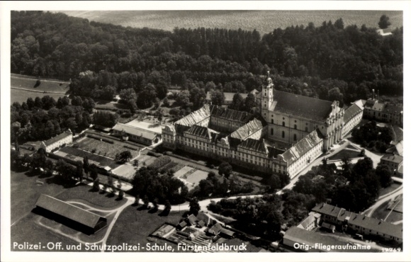 Ak Fürstenfeldbruck in Oberbayern, Polizei- Off. und Schutzpolizei-Schule, Fliegeraufnahme