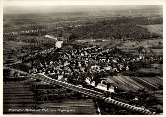 Ak Wintersdorf Rastatt im Schwarzwald, Luftaufnahme von Wintersdorf mit Rhein, ländliche Umgebung
