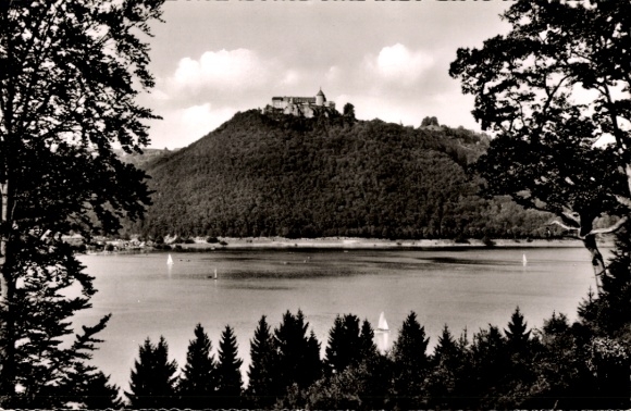 KP Diemelsee Waldeck Upland w Hesji, widok na zamek Waldeck, jezioro, las, żaglówki, góry