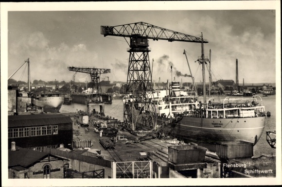 Ak Flensburg in Schleswig Holstein, Schiffswerft, Kran, Dampfer Transvaal Hamburg
