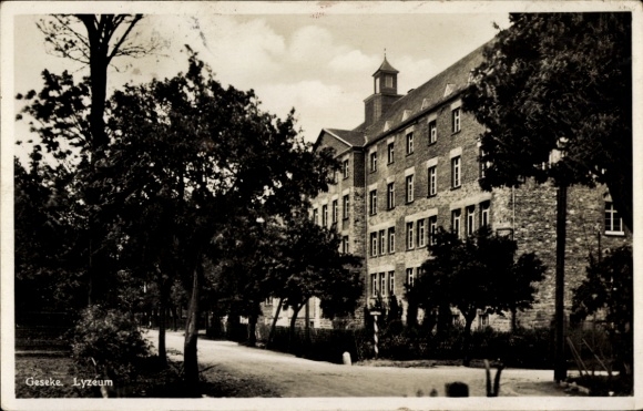 Postcard Geseke in Westphalia, building of the Lyceum, trees, street