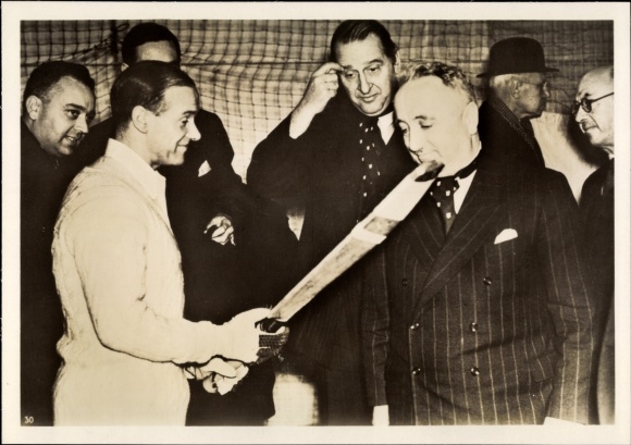 Photo H. Hoffmann, Reichsorganisationsleiter Dr. Ley talking to an English cricketer, 1939
