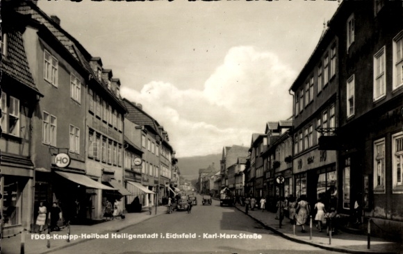KP Heilbad Heiligenstadt Eichsfeld Turyngia, ulica z budynkami, znak HO, niebo z chmurami