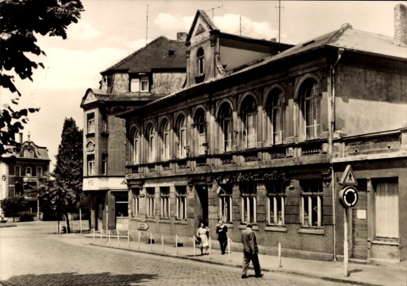Postcard Eisenberg in Thuringia, historical building, sidewalk, people, road sign