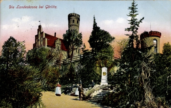 Ak Görlitz in der Lausitz, Die Landeskrone, Wald, zwei Frauen in Kleidern, Denkmal