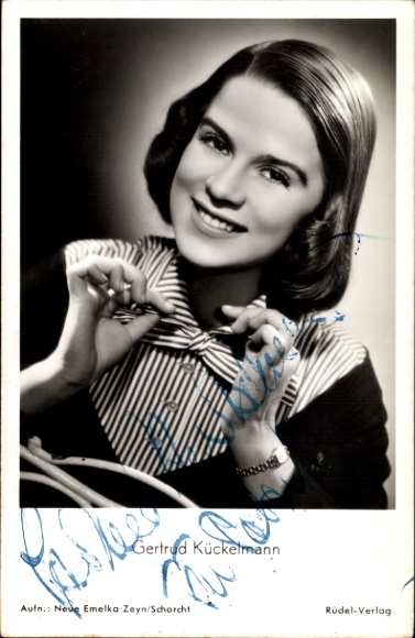 Postcard actress Gertrud Kückelmann, portrait, autograph, the chaplain of San Lorenzo