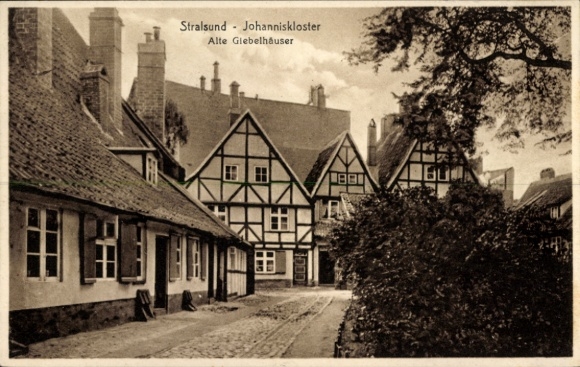 Ak Stralsund in Vorpommern, Johanniskloster, Alte Giebelhäuser
