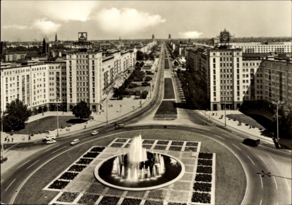 Postcard Berlin Friedrichshain, Strausberger Platz, Karl-Marx-Allee, fountain, 1950s