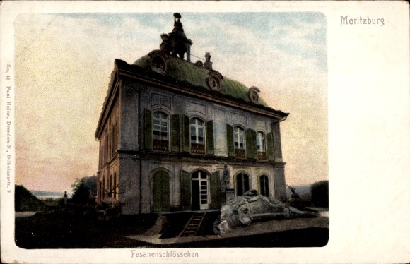 Ak Moritzburg in Sachsen, Fasanenschlösschen, Gebäude mit grünem Dach, Landschaft im Hintergrund