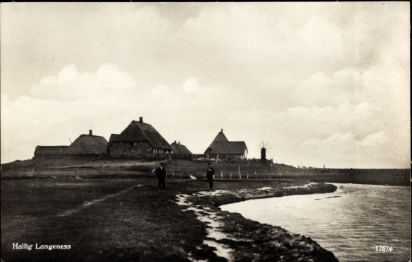 Ak Hallig Langeness in Noord-Friesland, mannen aan de oever, dorp