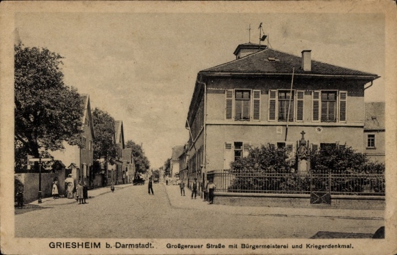 Postcard Griesheim in Hesse, view into the Großgerauer Straße, mayor's office, war memorial