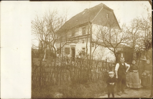 Foto Ak Mühlau in Sachsen, Familie vor einem Wohnhaus