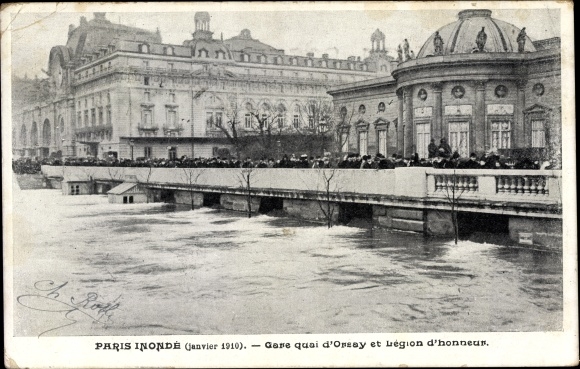 Postcard Paris, Floods 1910, Gare quai d&#39;Orsay and Legion d&#39;honneur, Hochwasser, Schaulustige