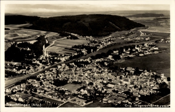 Ak Treuchtlingen im Altmühltal Mittelfranken, Luftaufnahme von  landschaftliche Umgebung, viele H