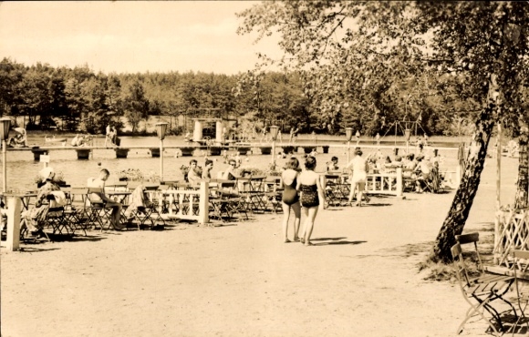 Ak Schmannewitz Dahlen in Sachsen, Badeplatz mit Menschen, Schwimmbecken, Bäume, Tische und Stühl