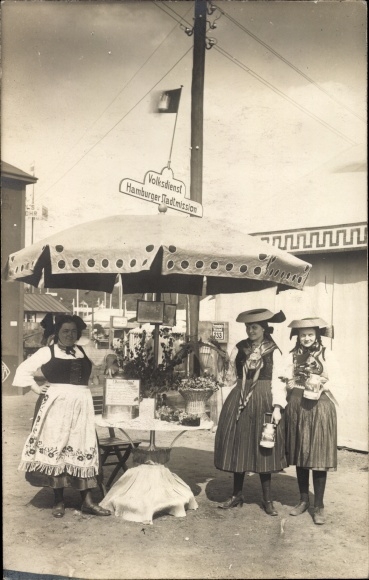 Photo Postcard Hamburg, Kinderdank Hamburg City Mission, women in traditional costumes