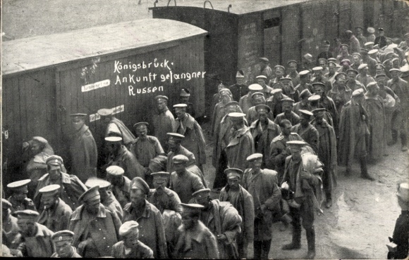 Postcard Königsbrück in Upper Lusatia, Russian prisoners of war, arrival at the station