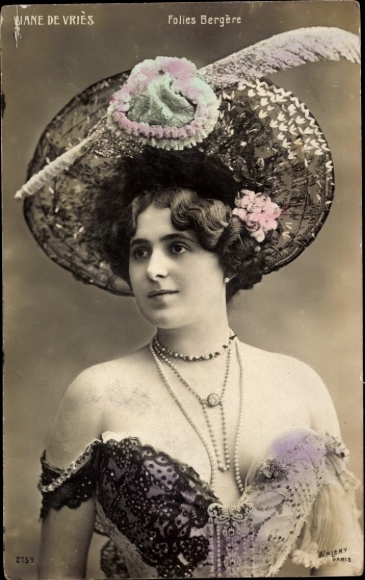 Postcard singer Liane de Vriès, Folies Bergère, portrait