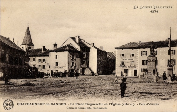 CPA Châteauneuf de Randon Lozère, La Place Duguesclin and l'Église
