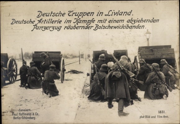 Postcard Livonia, German soldiers, WWI, German artillery in combat with Russian armored train