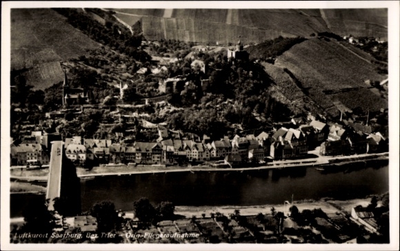 Ak Saarburg an der Saar Bezirk Trier, Luftaufnahme von  Schnappschuss mit Fluss und Häusern