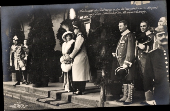 Ak Herzog Ernst August von Braunschweig, Herzogin Viktoria Luise, Bahnhof Braunschweig, Liersch 4511