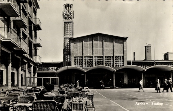 Postcard Arnhem Gelderland Netherlands, station, train station