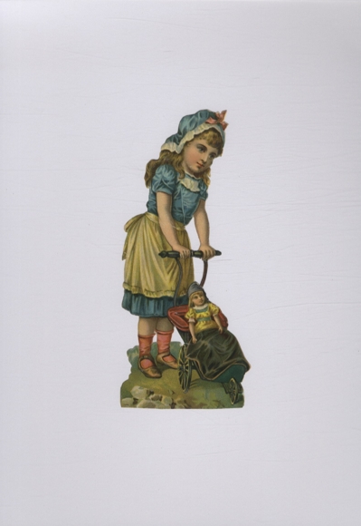 Oblate Mädchen schiebt ihren Puppenwagen mit Puppe, ca. 17 x 8 cm