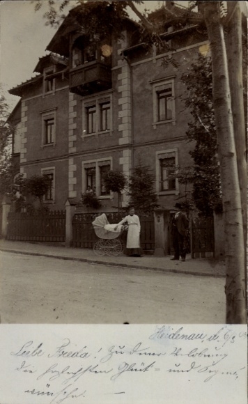 foto Ak Heidenau in Saksen, woongebouw, vrouw met kinderwagen