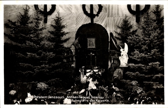 KP Potsdam Sanssouci, widok wnętrza antycznej świątyni, miejsce spoczynku cesarzowej Augusty Wiktorii