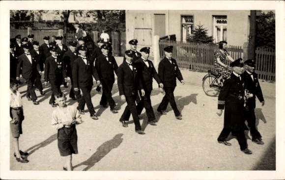 Foto Ak Deutsche Seeleute in einem Festzug