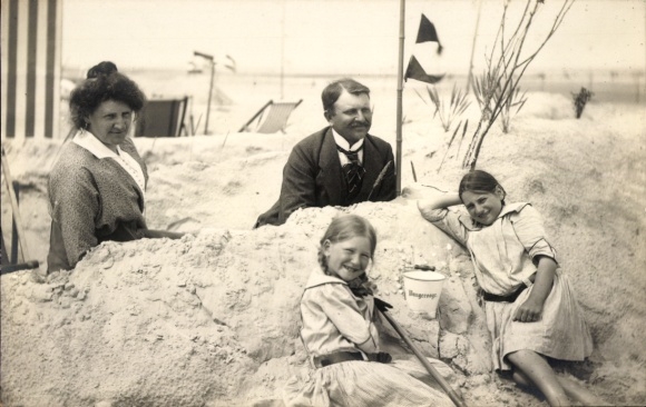 Photo Postcard North Sea resort Wangerooge, family on the beach, photographer H. Schröder
