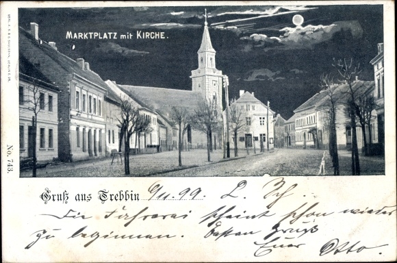 Maanlichtkaart Trebbin in Brandenburg, onderdeel van het marktplein met kerk, huizen, bomen