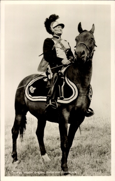 Postcard Swedish soldier in uniform, dragoon on horseback
