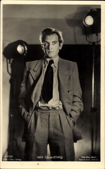 Postcard actor Will Quadflieg, standing portrait, spotlight, photo Binz A 3535 2, film photo publishing house